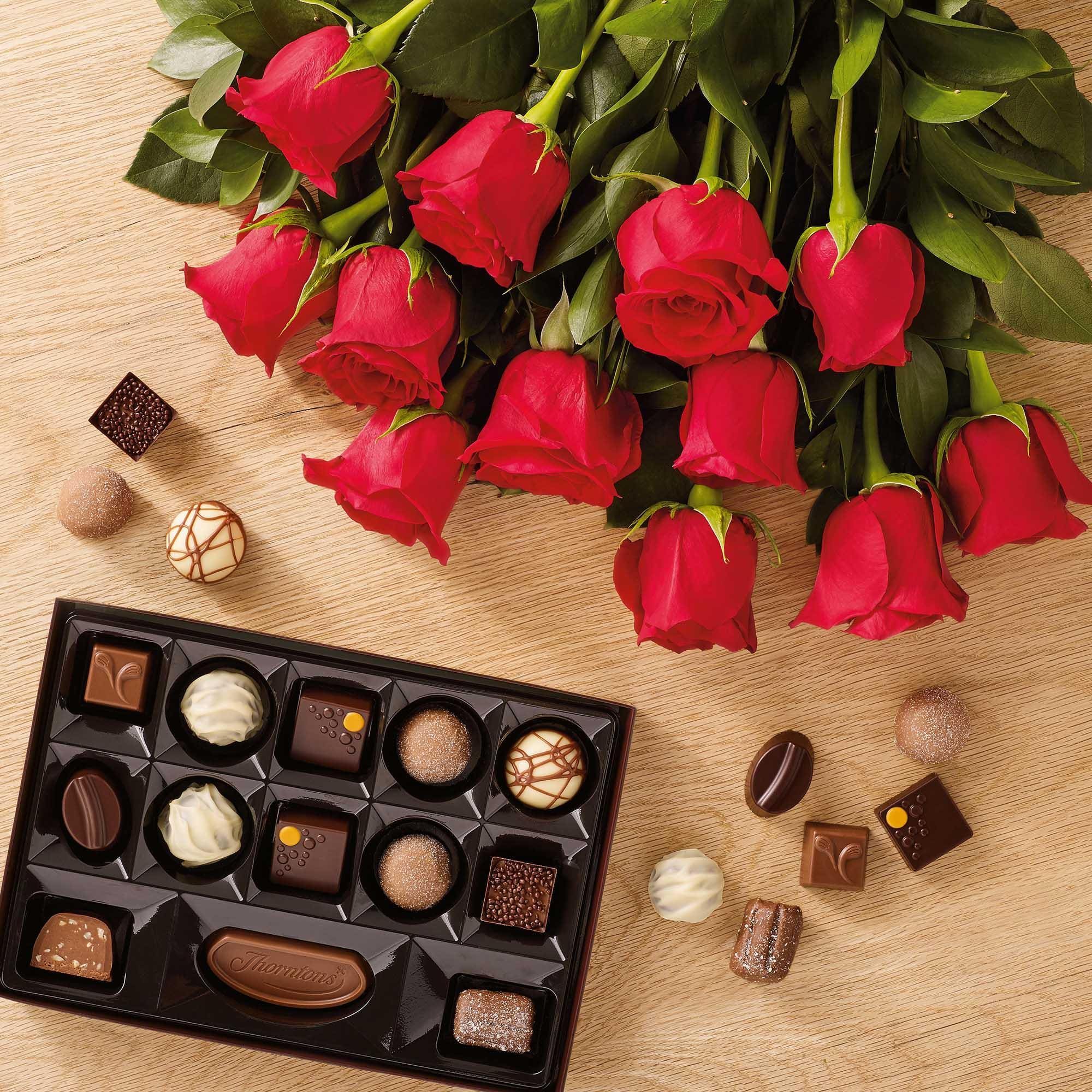 First gifts. Цветы с конфетами. Шоколадные конфеты и цветы. Конфеты с цветами. Шоколадные конфеты с цветами.