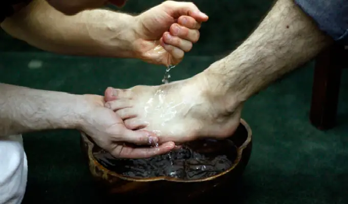 พิธีขอขมาล้างเท้าบุพการี